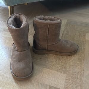 NEW without tags, kids Uggs size 3 (Big Kids)